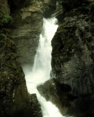 山谷瀑布图片