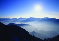 雾中山峰风光图片