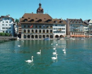 瑞士城市河流图片