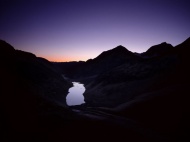 夕阳山峰河流图片