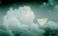 天空飞翔的纸飞机天空美景图片