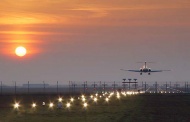 日落机场天空美景图片