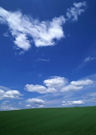蓝天白云草地天空美景图片