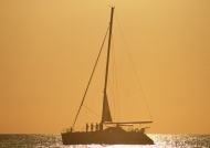 夕阳大海帆船旅游风光摄影图片