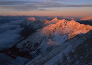 雪山顶夕阳图片