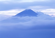 富士山山雾云绕景观图片