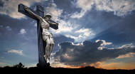 天空下的十字架与耶稣图片