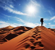 行走沙漠图片