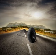 公路上的汽车轮胎图片