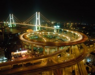 跨江大桥圆形旋转立交桥夜景图片