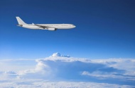 云层上的飞机图片