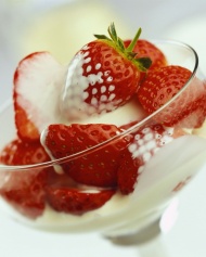 草莓雪糕酒水饮料图片