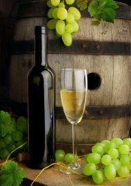 葡萄酒瓶高脚酒杯酒桶青葡萄酒水饮料图片