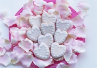 心形饼干与花瓣美食图片