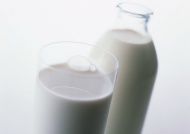 两杯新鲜牛奶美食图片