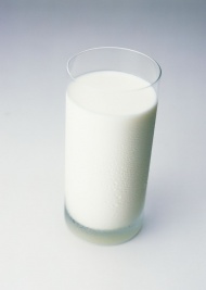 一杯牛奶美食图片