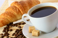 早餐咖啡和羊角面包食物主题图片