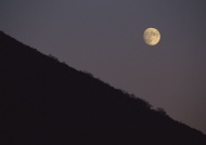 山林夜景月亮图片