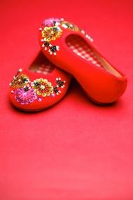 红色绣花鞋图片