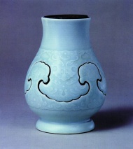 浮雕花纹瓷瓶图片