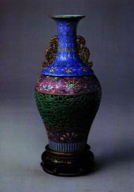 雕花陶瓷花瓶图片