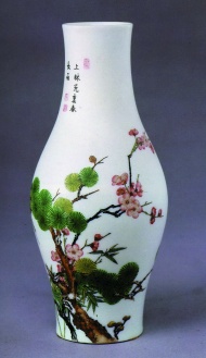 梅花瓷瓶图片