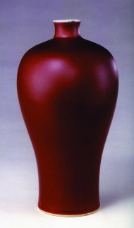 细口红釉瓷瓶图片