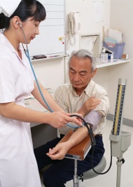 护士给病人量血压图片