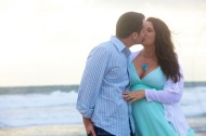 海边情侣接吻图片