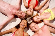 一群躺在沙滩上的人物图片