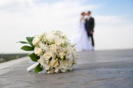 鲜花与新郎新娘图片