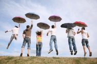 撑着雨伞的一群青年男女图片