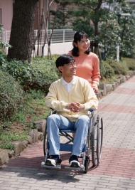 坐轮椅图片