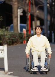 坐轮椅图片