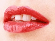 女性红色嘴唇图片