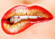 女性嘴唇紫色口红图片