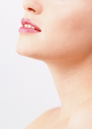 女性嘴唇侧面图片