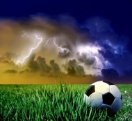 乌云下的足球图片