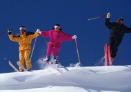 三人滑雪图片