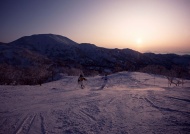 夕阳滑雪运动图片