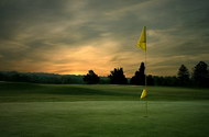 黄昏下的高尔夫球场图片