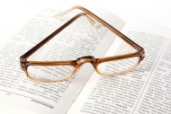 眼镜与书本图片