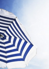 蓝天下的遮阳伞图片