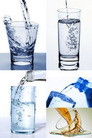 玻璃杯与纯净水图片