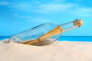 沙滩上的玻璃瓶图片2