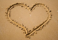 沙滩上画出的心形图片