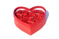 心形礼品盒装满玫瑰花图片