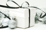 白色圣诞礼盒与彩球图片