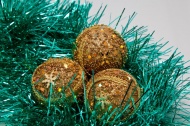 三个圣诞彩球图片
