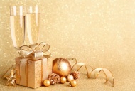 香槟酒与圣诞礼物图片